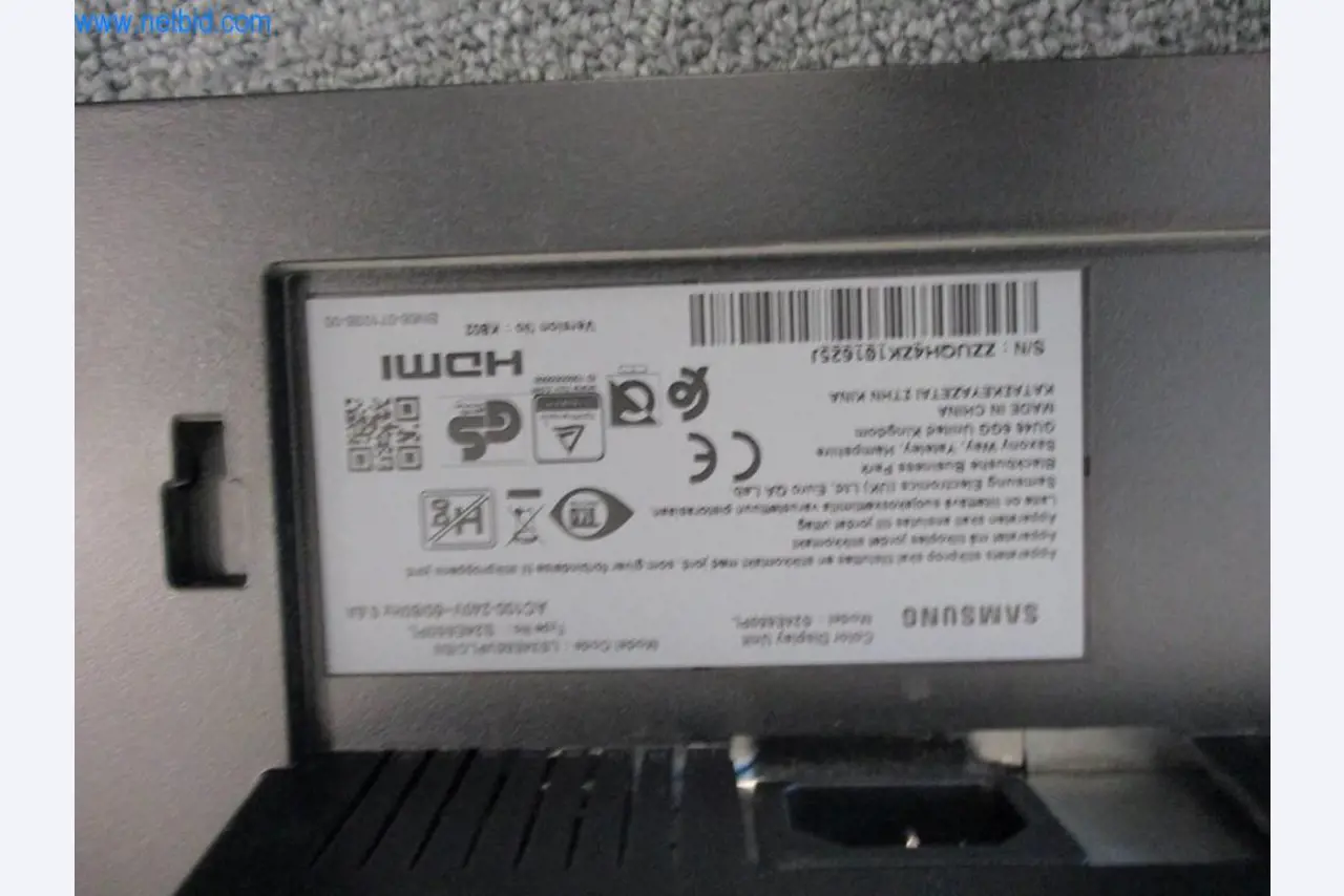 Mobiliário de escritório bem conservado, equipamento informático e óculos 3D (MS Hololens 2)-2