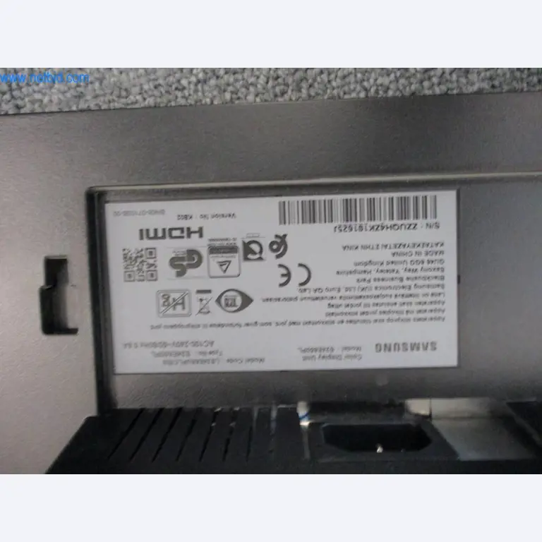 Mobiliário de escritório bem conservado, equipamento informático e óculos 3D (MS Hololens 2)-2