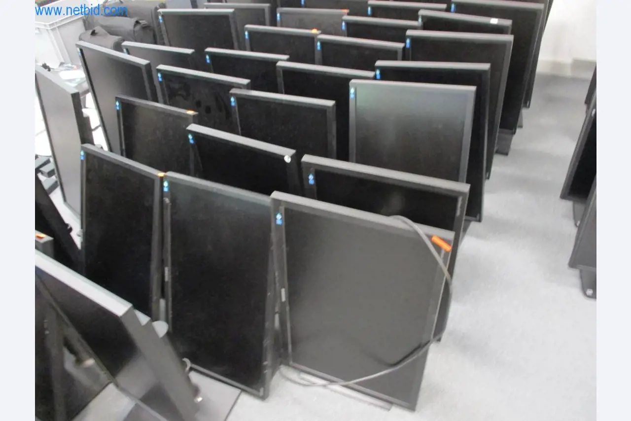 Mobiliário de escritório bem conservado, equipamento informático e óculos 3D (MS Hololens 2)-1