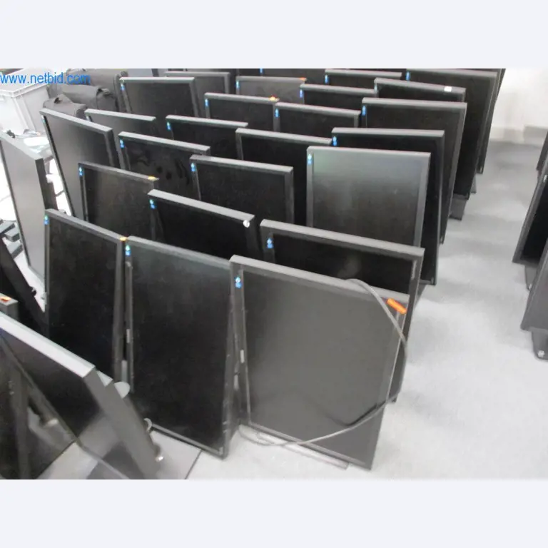 Mobiliário de escritório bem conservado, equipamento informático e óculos 3D (MS Hololens 2)-1