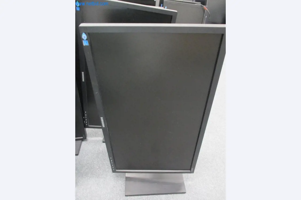 Mobiliário de escritório bem conservado, equipamento informático e óculos 3D (MS Hololens 2)-2