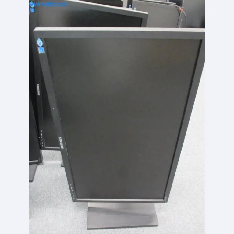 Mobiliário de escritório bem conservado, equipamento informático e óculos 3D (MS Hololens 2)-2