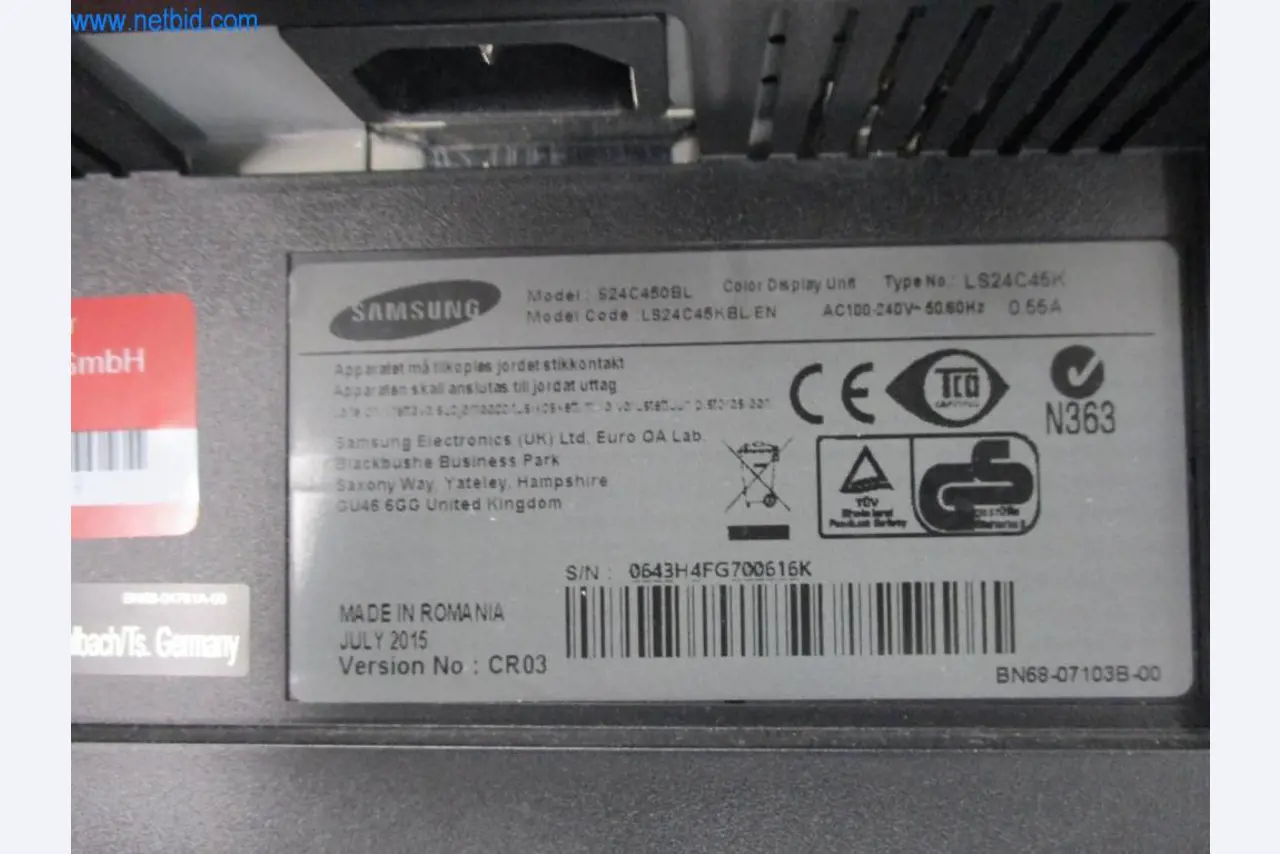 Mobiliário de escritório bem conservado, equipamento informático e óculos 3D (MS Hololens 2)-3