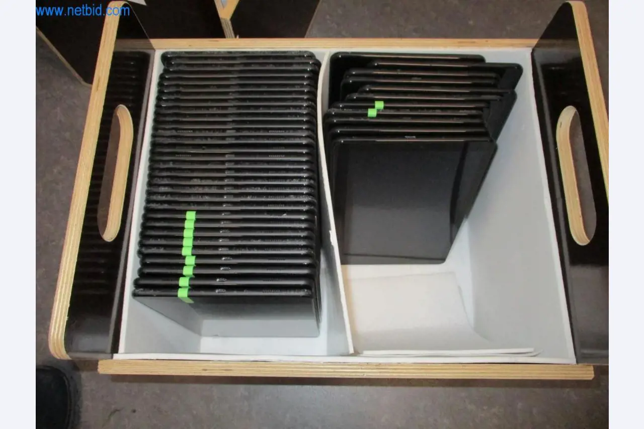 Mobiliário de escritório bem conservado, equipamento informático e óculos 3D (MS Hololens 2)-1