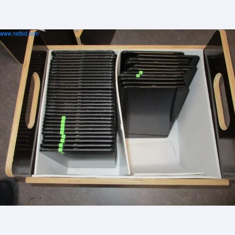 Mobiliário de escritório bem conservado, equipamento informático e óculos 3D (MS Hololens 2)-1