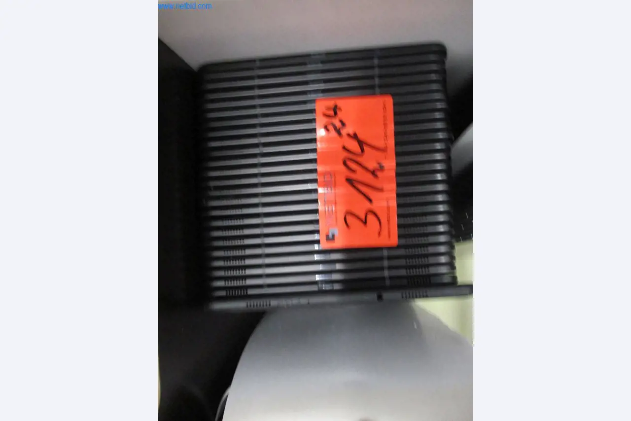 Mobiliário de escritório bem conservado, equipamento informático e óculos 3D (MS Hololens 2)-1