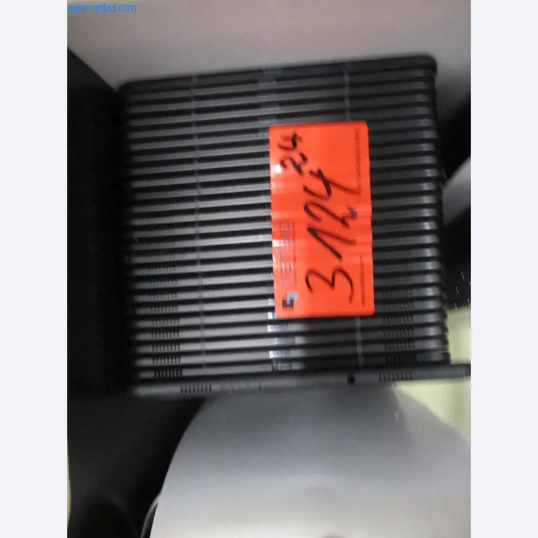 Mobiliário de escritório bem conservado, equipamento informático e óculos 3D (MS Hololens 2)-1