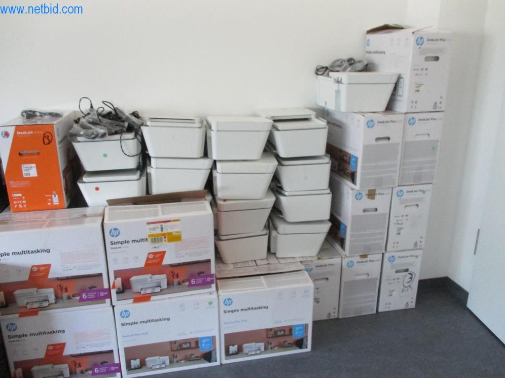 Dobře udržovaný kancelářský nábytek, IT vybavení a 3D brýle (MS Hololens 2)-1