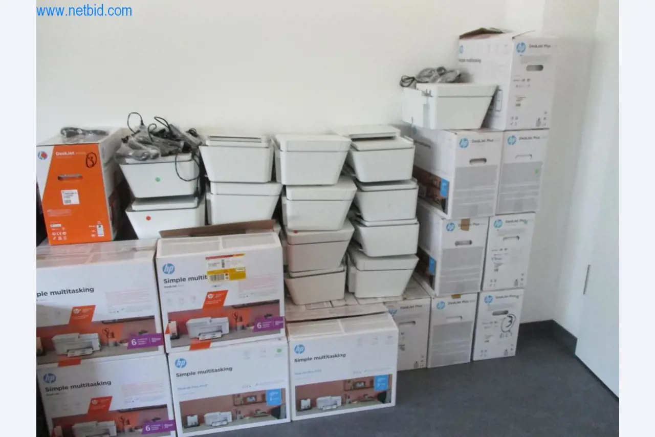 Mobiliário de escritório bem conservado, equipamento informático e óculos 3D (MS Hololens 2)-1