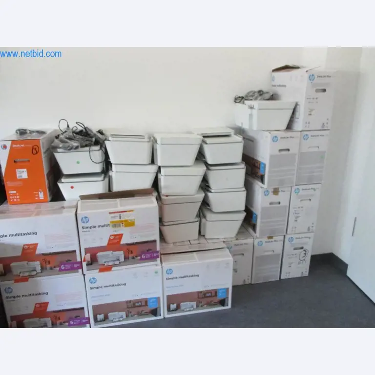 Mobiliário de escritório bem conservado, equipamento informático e óculos 3D (MS Hololens 2)-1