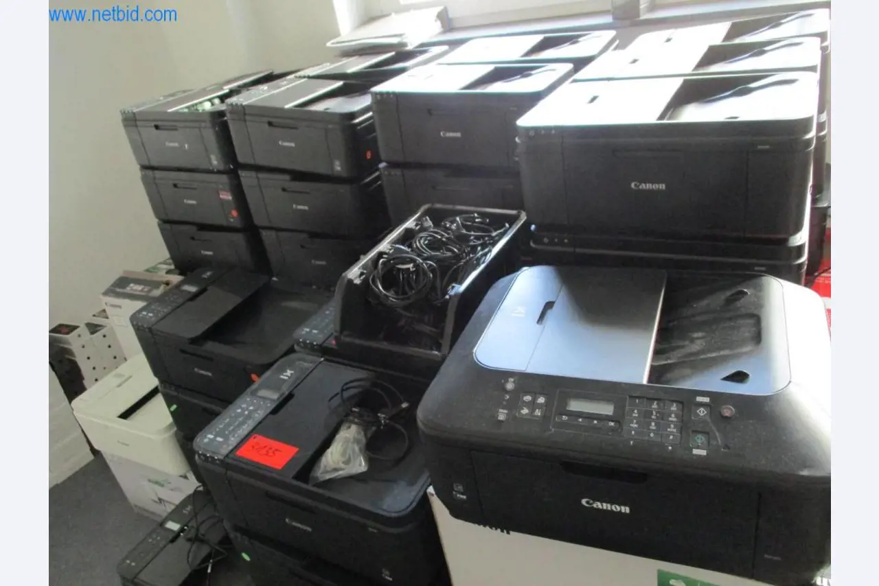 Mobiliário de escritório bem conservado, equipamento informático e óculos 3D (MS Hololens 2)-1