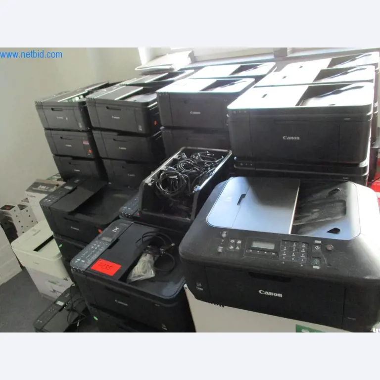 Mobiliário de escritório bem conservado, equipamento informático e óculos 3D (MS Hololens 2)-1