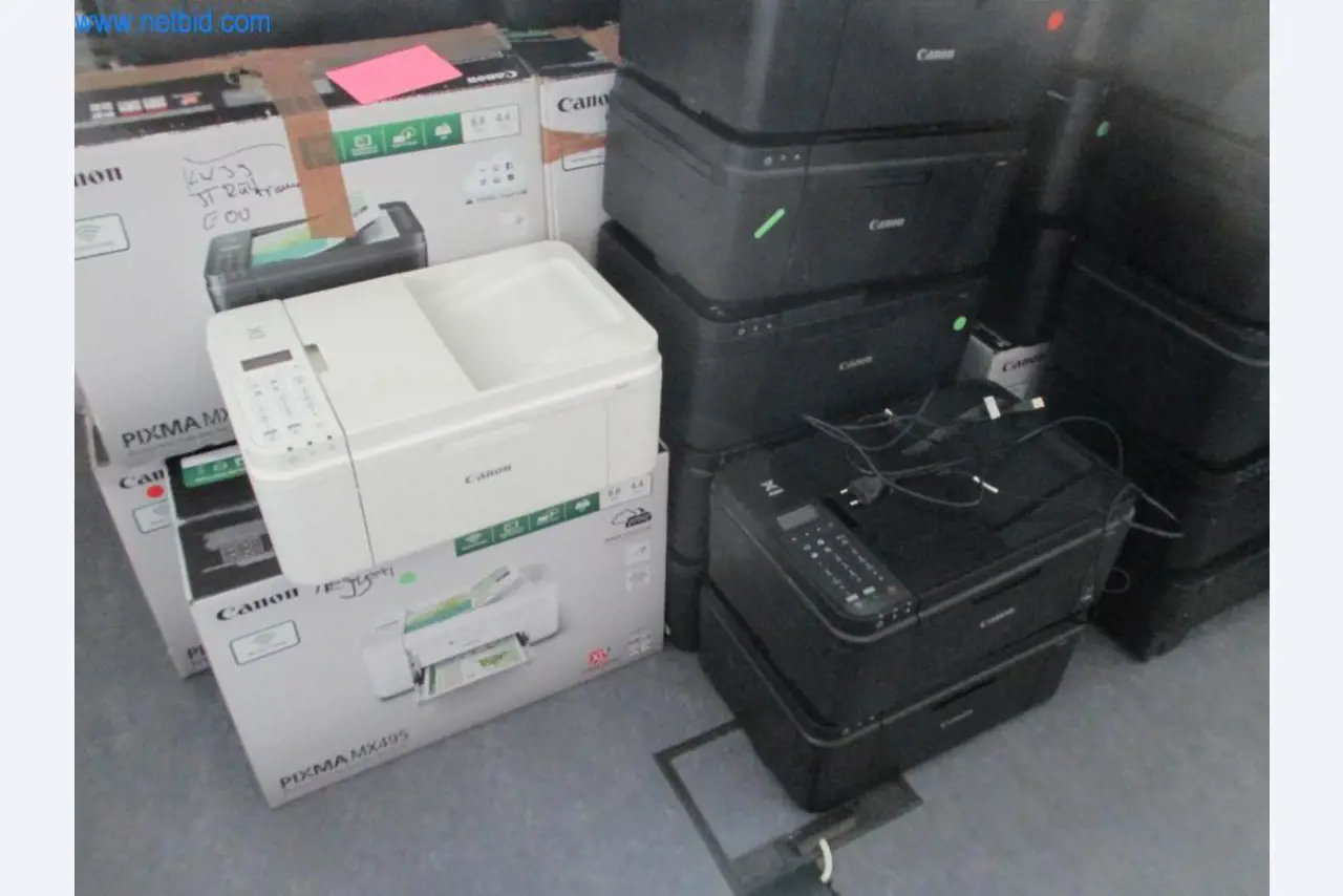 Mobiliário de escritório bem conservado, equipamento informático e óculos 3D (MS Hololens 2)-2