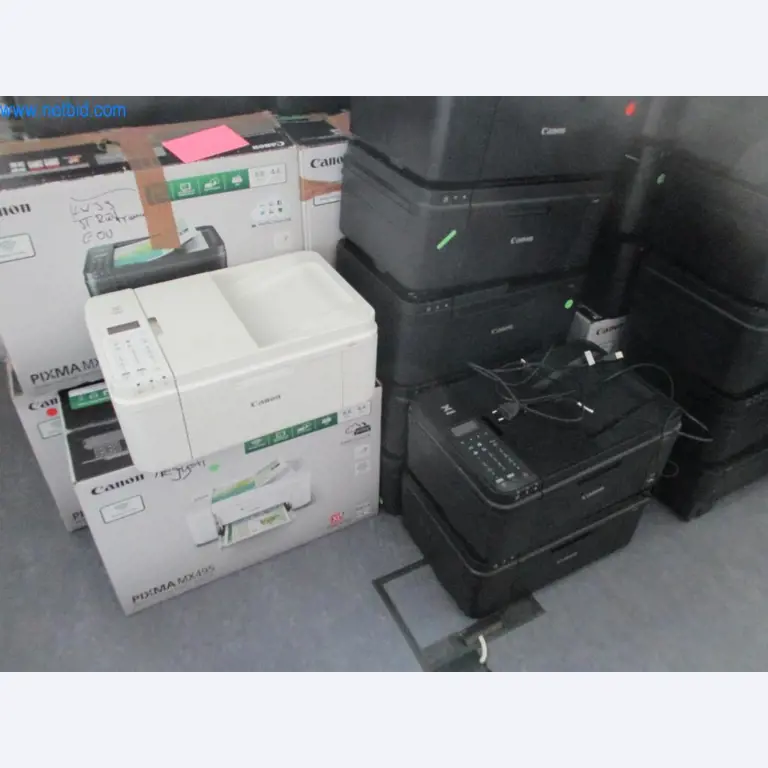 Mobiliário de escritório bem conservado, equipamento informático e óculos 3D (MS Hololens 2)-2