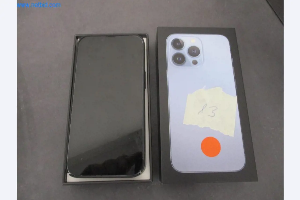 Mobiliário de escritório bem conservado, equipamento informático e óculos 3D (MS Hololens 2)-1