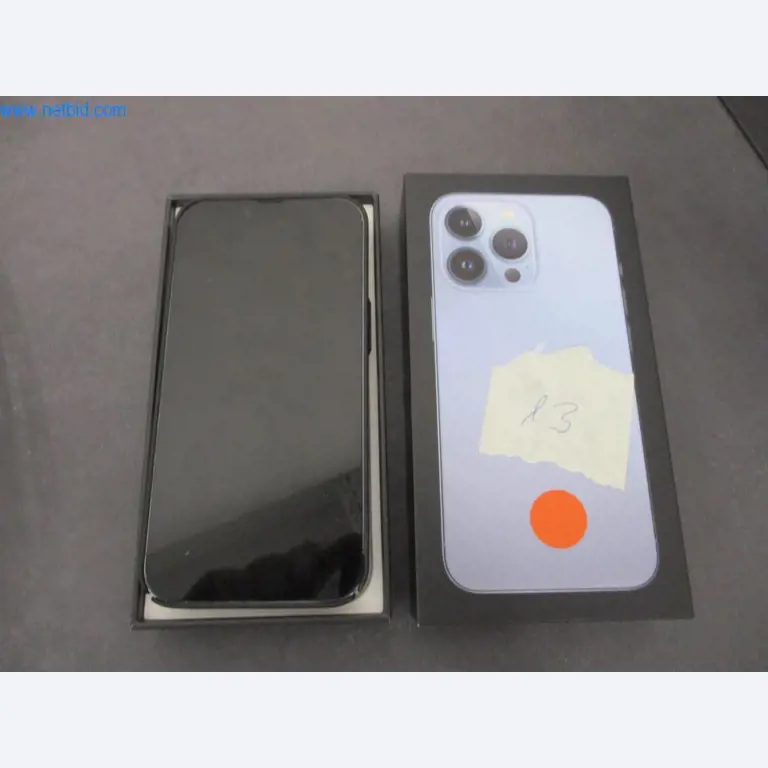 Mobiliário de escritório bem conservado, equipamento informático e óculos 3D (MS Hololens 2)-1