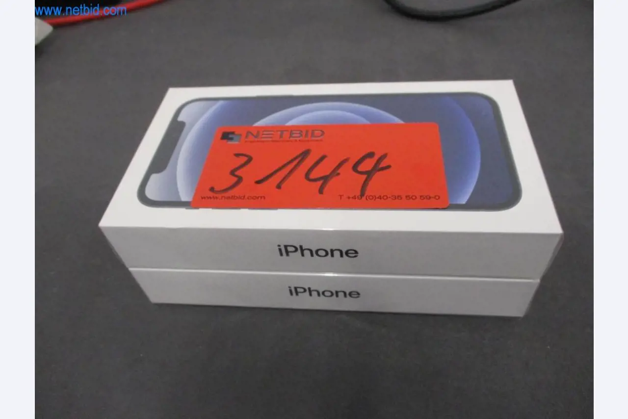 Mobiliário de escritório bem conservado, equipamento informático e óculos 3D (MS Hololens 2)-1