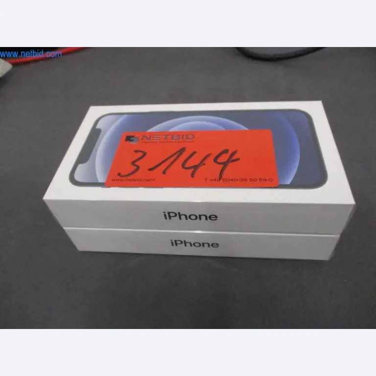 Mobiliário de escritório bem conservado, equipamento informático e óculos 3D (MS Hololens 2)-1