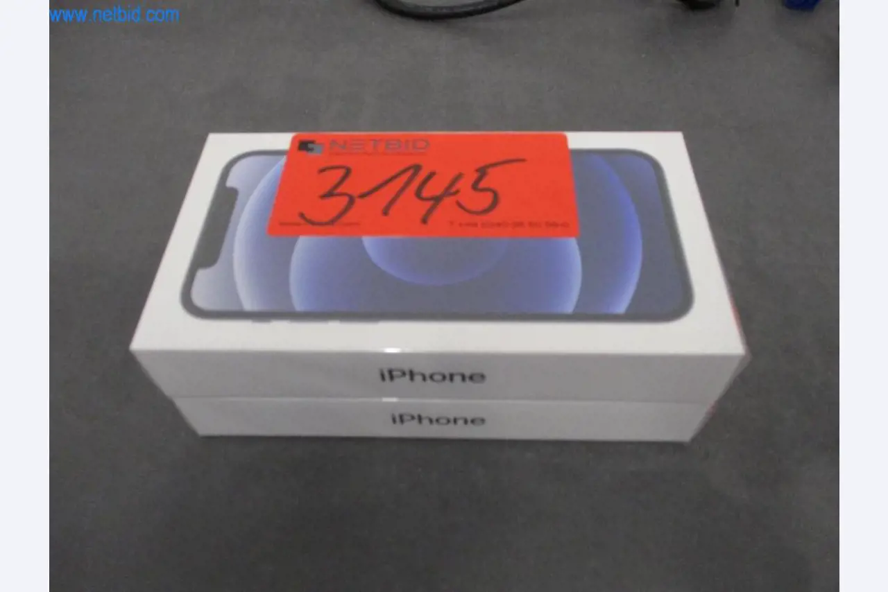 Mobiliário de escritório bem conservado, equipamento informático e óculos 3D (MS Hololens 2)-1