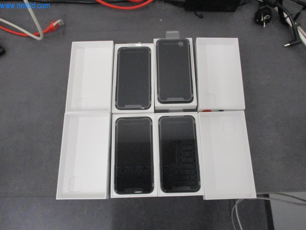 Mobiliario de oficina en buen estado, equipos informáticos y gafas 3D (MS Hololens 2)-1