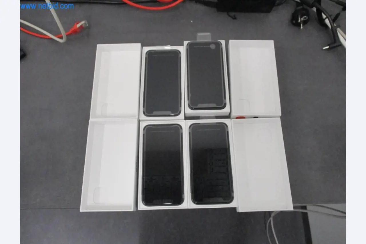 Mobiliário de escritório bem conservado, equipamento informático e óculos 3D (MS Hololens 2)-1