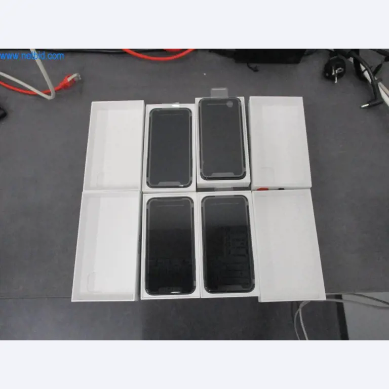 Mobiliário de escritório bem conservado, equipamento informático e óculos 3D (MS Hololens 2)-1