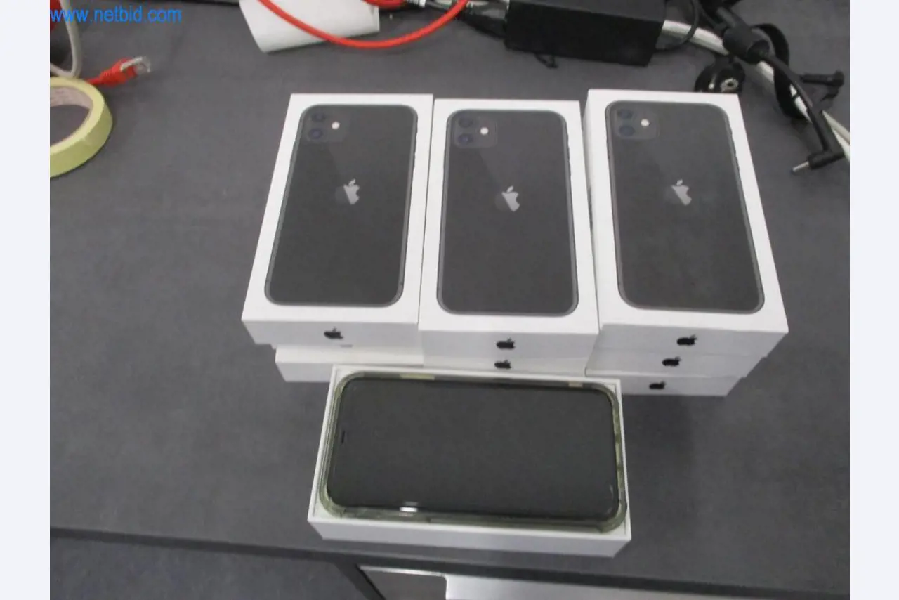 Mobiliário de escritório bem conservado, equipamento informático e óculos 3D (MS Hololens 2)-1