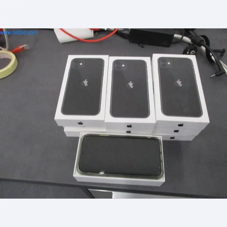 Mobiliário de escritório bem conservado, equipamento informático e óculos 3D (MS Hololens 2)-1