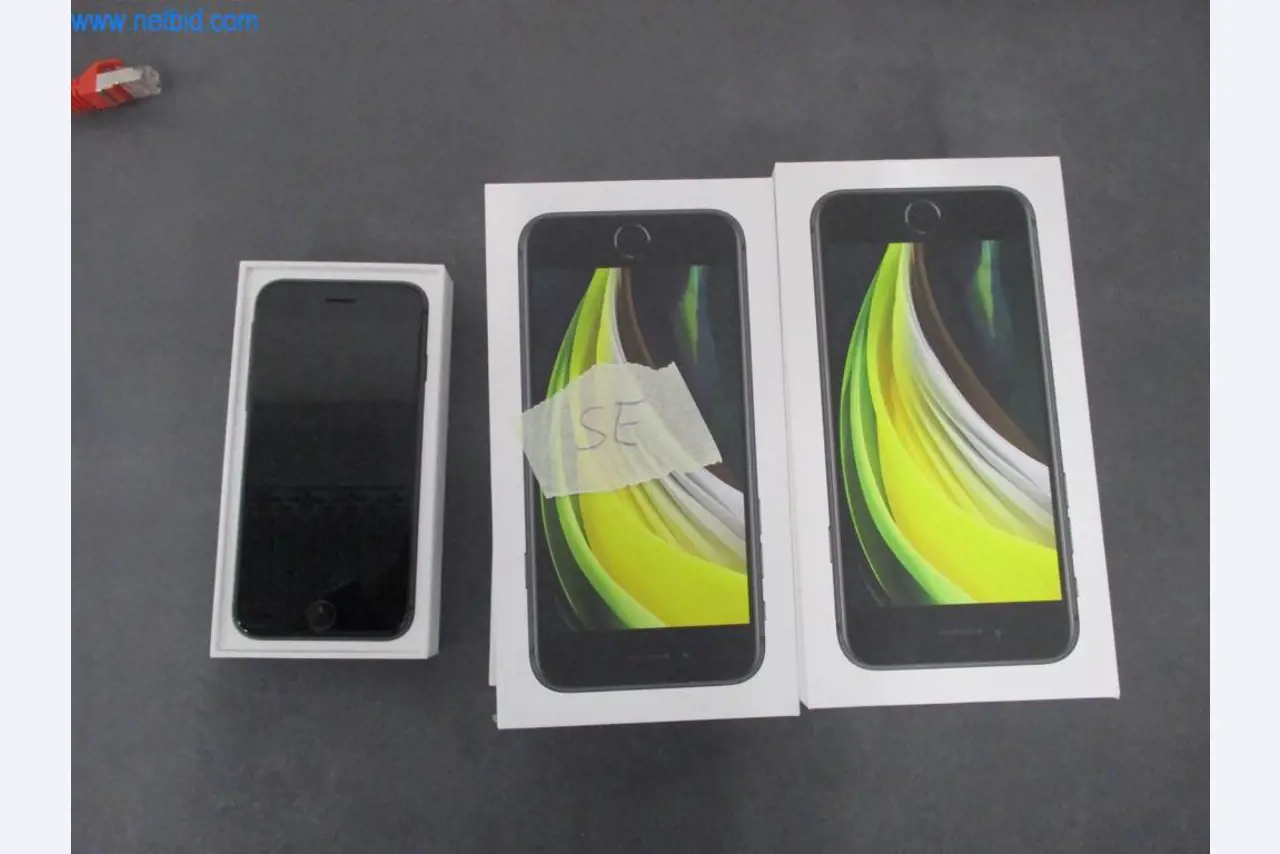 Mobiliário de escritório bem conservado, equipamento informático e óculos 3D (MS Hololens 2)-1