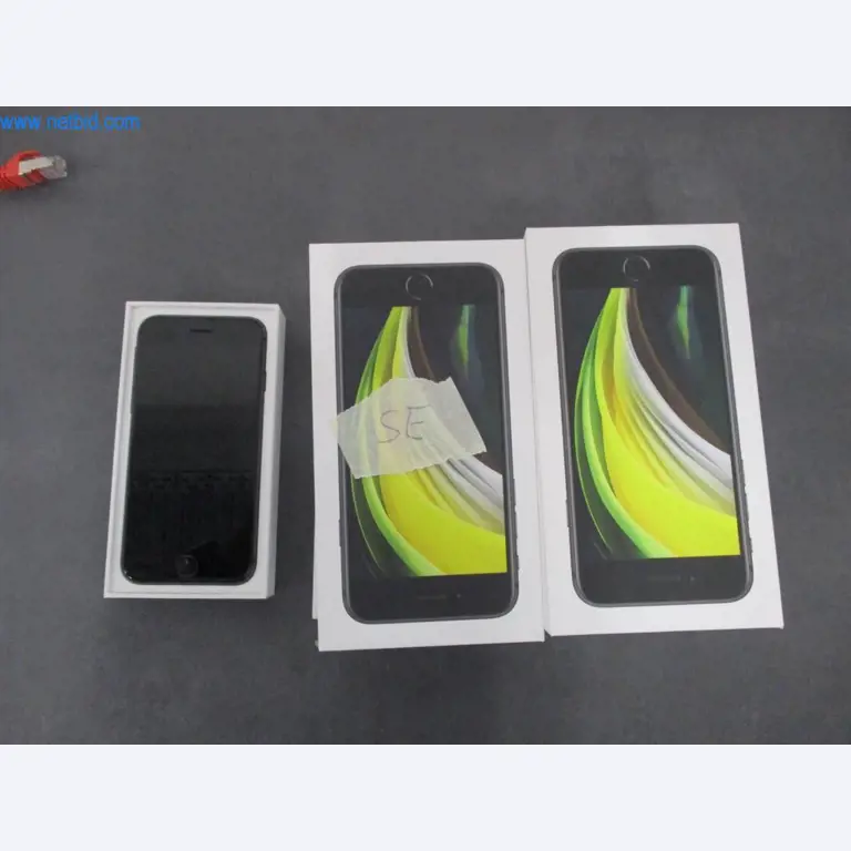 Mobiliário de escritório bem conservado, equipamento informático e óculos 3D (MS Hololens 2)-1