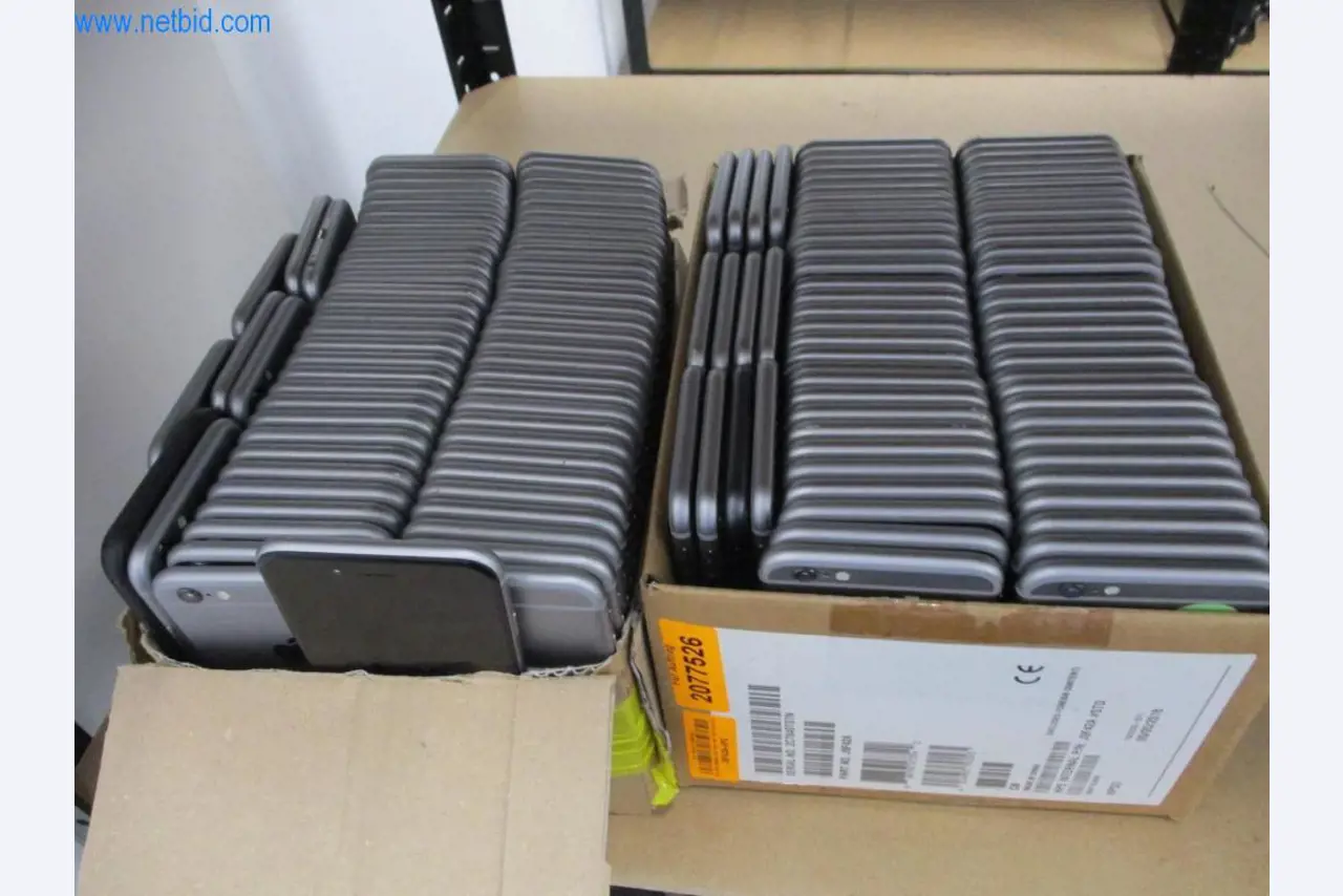 Mobiliário de escritório bem conservado, equipamento informático e óculos 3D (MS Hololens 2)-1