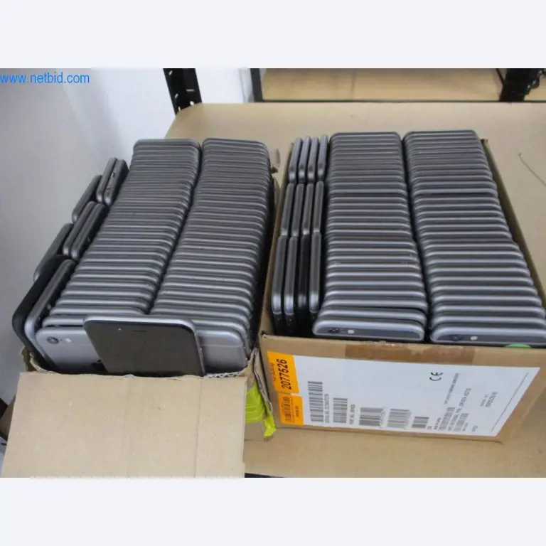 Mobiliário de escritório bem conservado, equipamento informático e óculos 3D (MS Hololens 2)-1