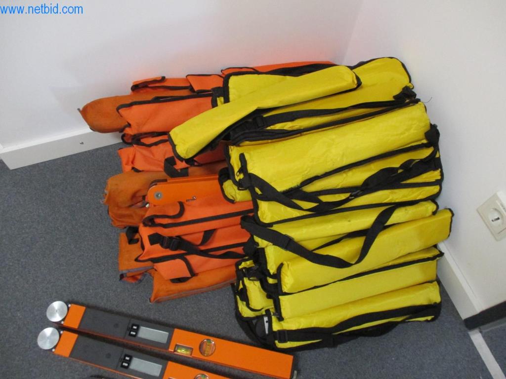 Dobře udržovaný kancelářský nábytek, IT vybavení a 3D brýle (MS Hololens 2)-1