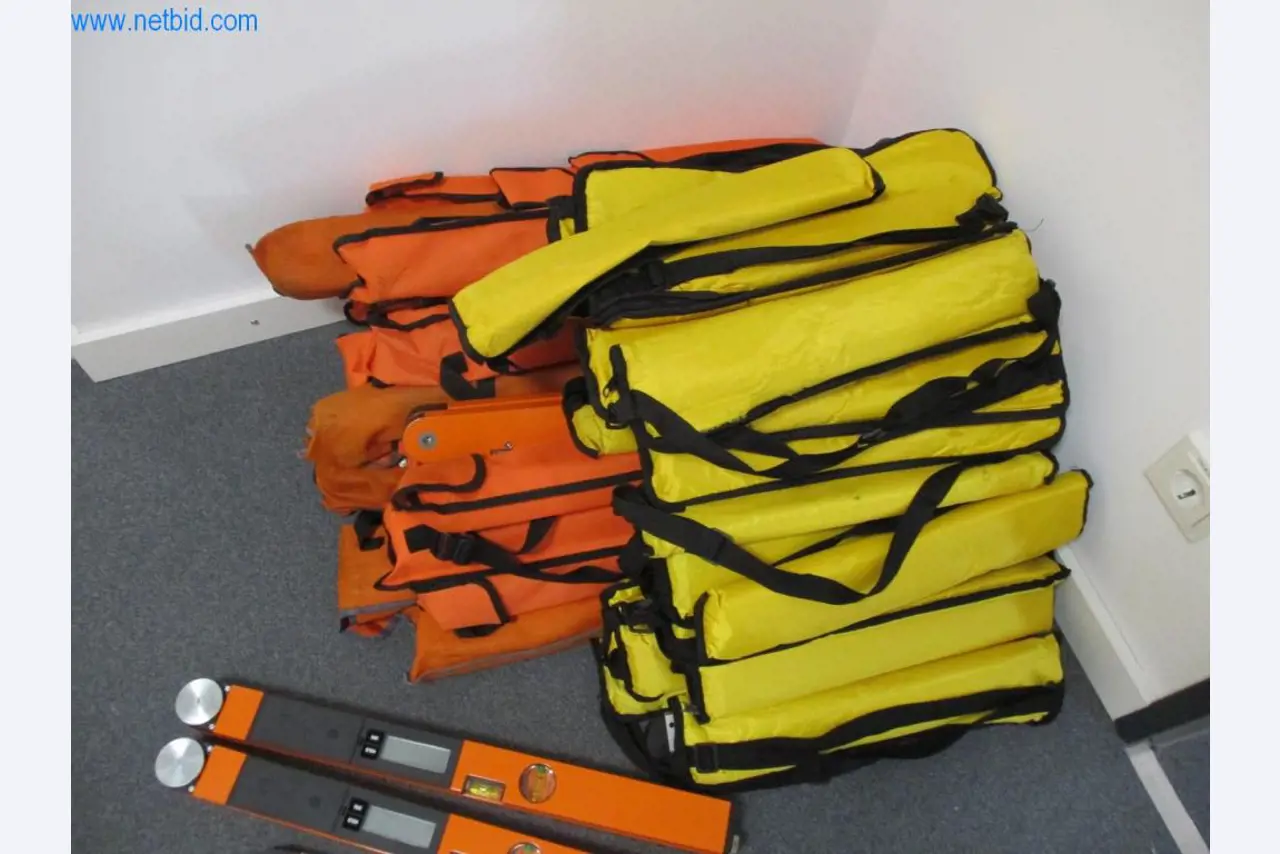 Mobiliário de escritório bem conservado, equipamento informático e óculos 3D (MS Hololens 2)-1