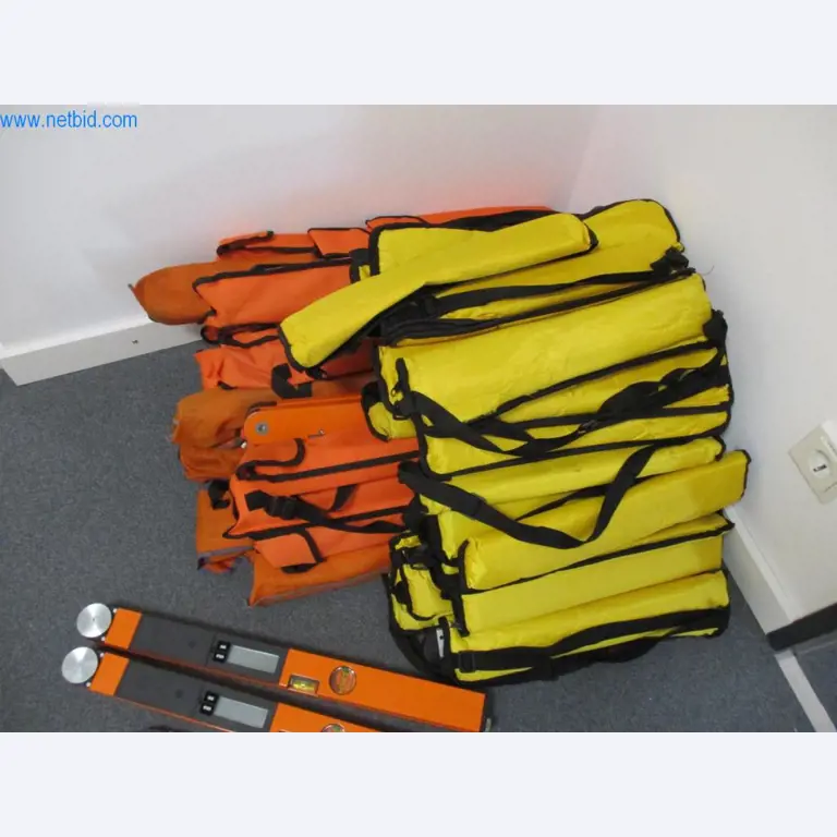 Mobiliário de escritório bem conservado, equipamento informático e óculos 3D (MS Hololens 2)-1