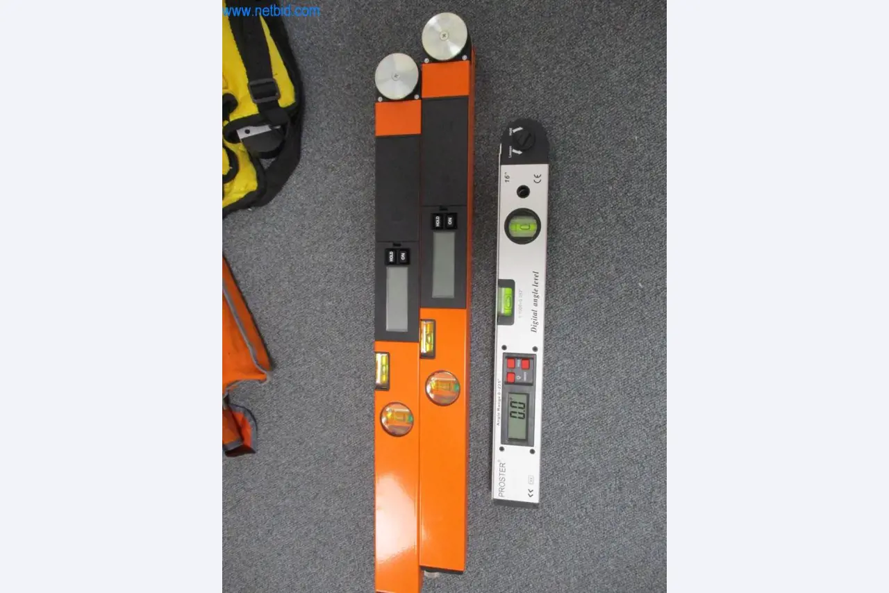 Mobiliário de escritório bem conservado, equipamento informático e óculos 3D (MS Hololens 2)-2