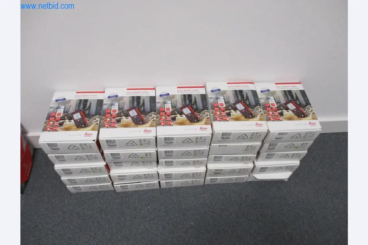 Mobiliário de escritório bem conservado, equipamento informático e óculos 3D (MS Hololens 2)-1