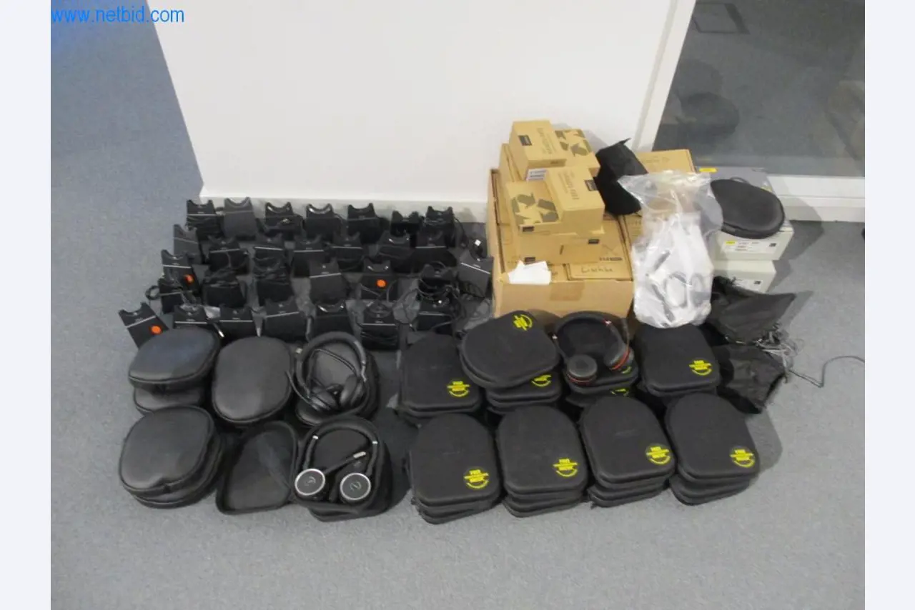 Mobiliário de escritório bem conservado, equipamento informático e óculos 3D (MS Hololens 2)-1