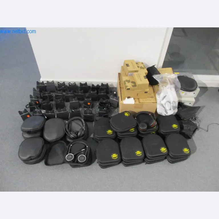 Mobiliário de escritório bem conservado, equipamento informático e óculos 3D (MS Hololens 2)-1