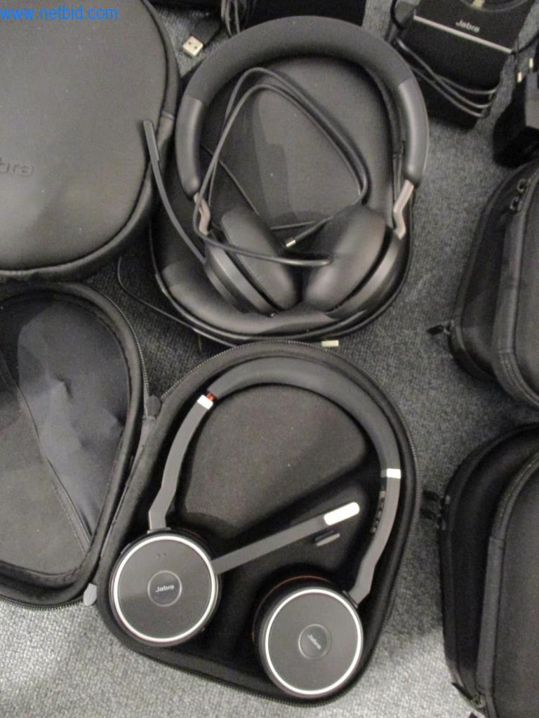 Dobře udržovaný kancelářský nábytek, IT vybavení a 3D brýle (MS Hololens 2)-2