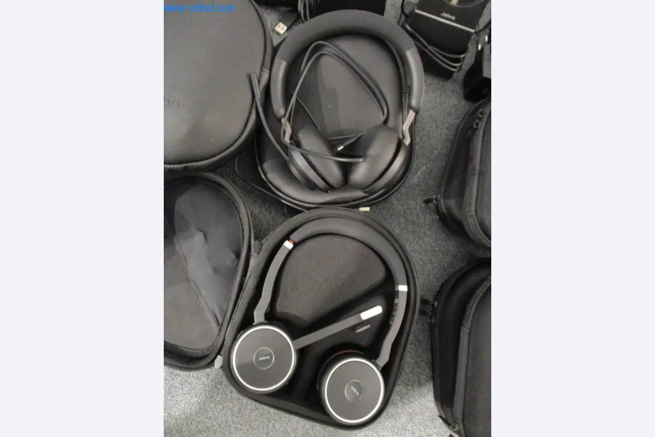 Mobiliário de escritório bem conservado, equipamento informático e óculos 3D (MS Hololens 2)-2