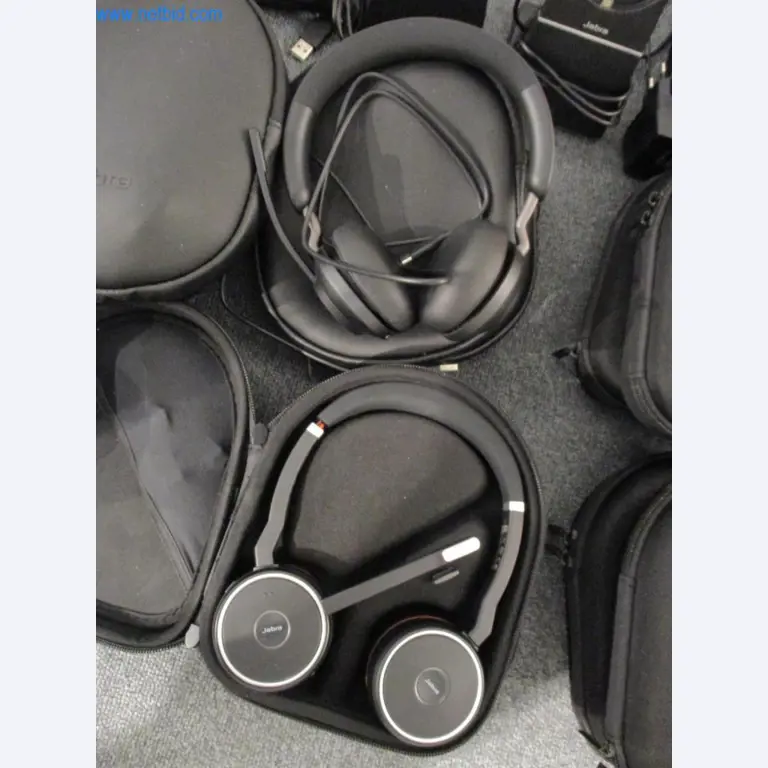 Mobiliário de escritório bem conservado, equipamento informático e óculos 3D (MS Hololens 2)-2