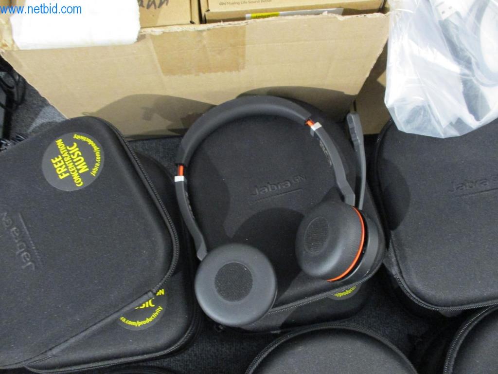 Dobře udržovaný kancelářský nábytek, IT vybavení a 3D brýle (MS Hololens 2)-3