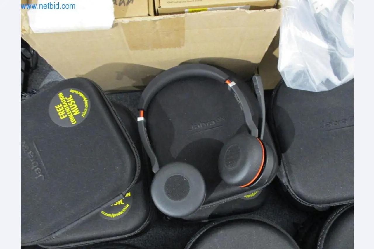 Mobiliário de escritório bem conservado, equipamento informático e óculos 3D (MS Hololens 2)-3