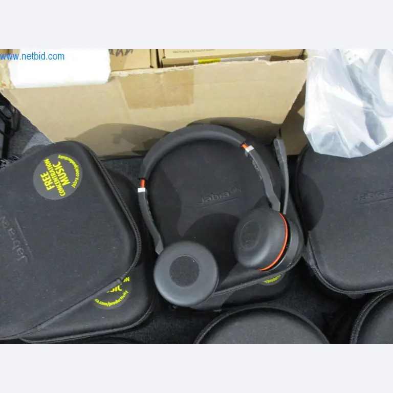 Mobiliário de escritório bem conservado, equipamento informático e óculos 3D (MS Hololens 2)-3