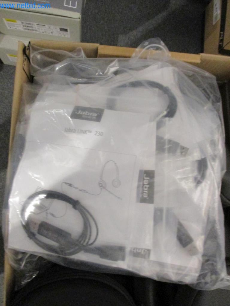 Dobře udržovaný kancelářský nábytek, IT vybavení a 3D brýle (MS Hololens 2)-4