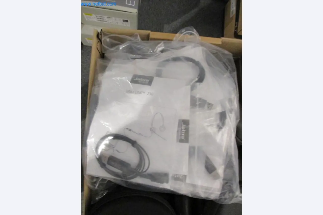 Mobiliário de escritório bem conservado, equipamento informático e óculos 3D (MS Hololens 2)-4