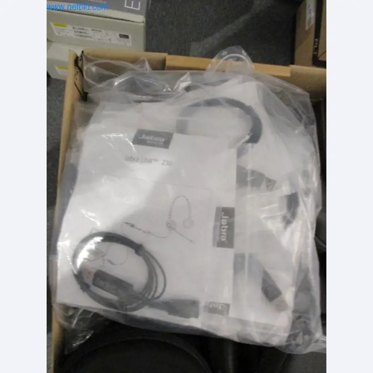 Mobiliário de escritório bem conservado, equipamento informático e óculos 3D (MS Hololens 2)-4