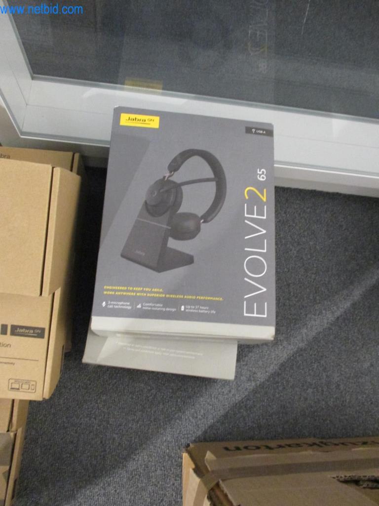 Dobře udržovaný kancelářský nábytek, IT vybavení a 3D brýle (MS Hololens 2)-5