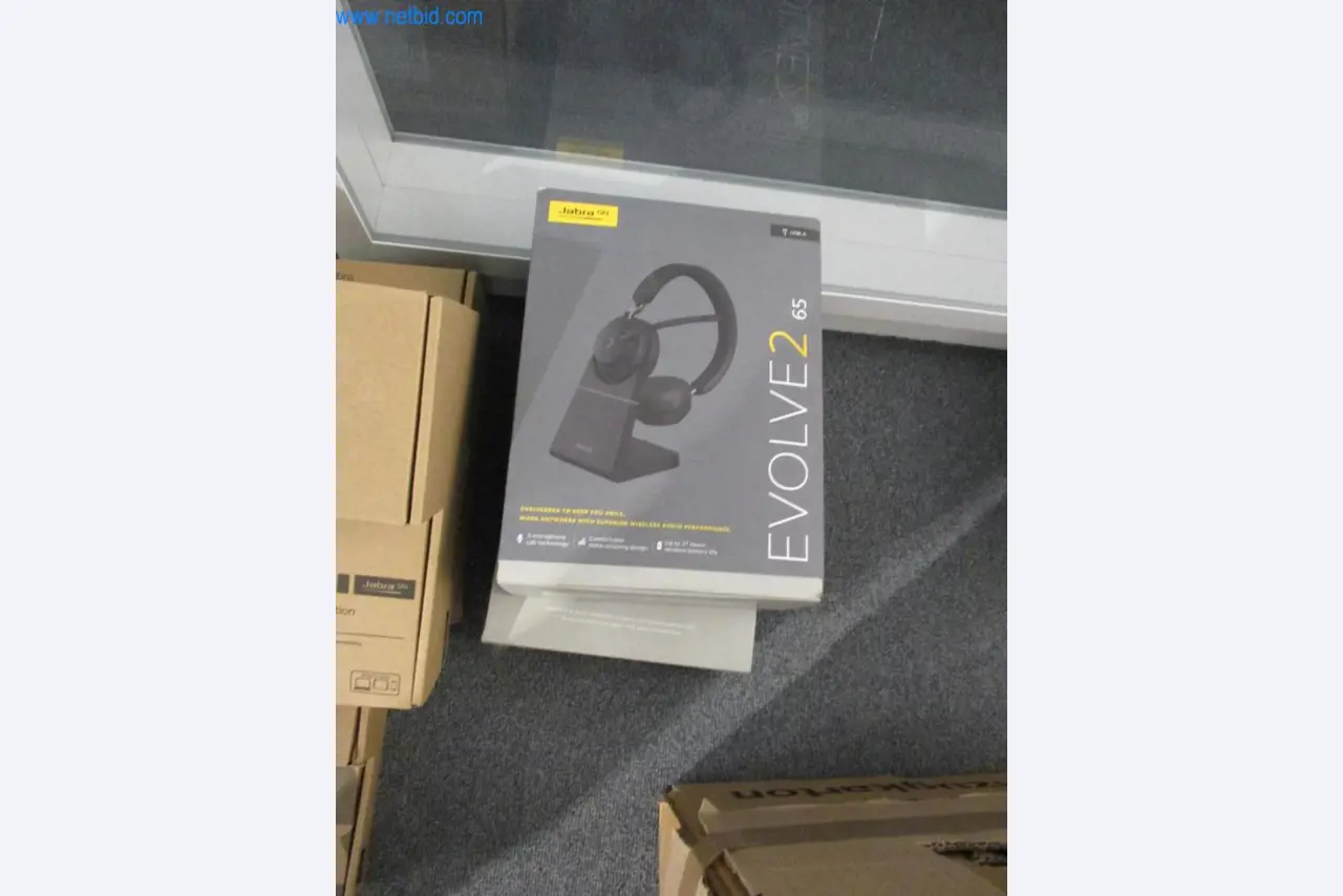 Mobiliário de escritório bem conservado, equipamento informático e óculos 3D (MS Hololens 2)-5